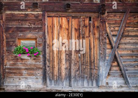 Blick auf ein typisches Haus in Santa Maddalena. Villnösser Tal, Dolomiten, Trentino-Südtirol, Italien. Stockfoto