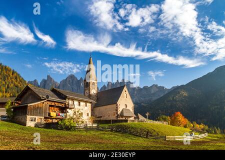 Blick auf die charakteristische Kirche und die Stadt St. Magdalena mit dem Geisler im Hintergrund. Villnösser Tal, Dolomiten, Trentino-Südtirol, Italien. Stockfoto