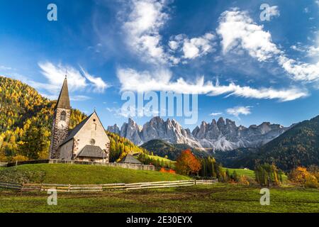 Blick auf die charakteristische Kirche und die Stadt St. Magdalena mit dem Geisler im Hintergrund. Villnösser Tal, Dolomiten, Trentino-Südtirol, Italien. Stockfoto