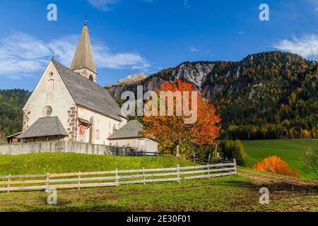 Blick auf die charakteristische Kirche und die Stadt St. Magdalena. Villnösser Tal, Dolomiten, Trentino-Südtirol, Italien. Stockfoto