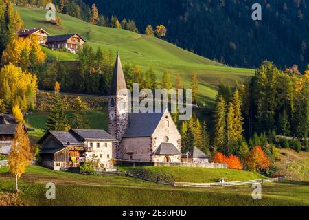 Blick auf die charakteristische Kirche und die Stadt St. Magdalena. Villnösser Tal, Dolomiten, Trentino-Südtirol, Italien. Stockfoto