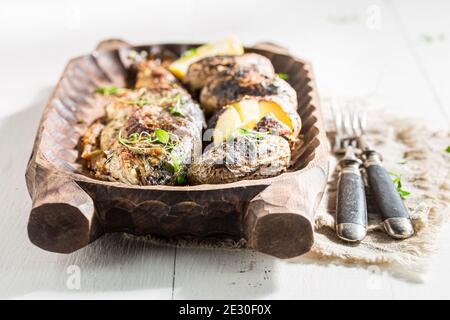 Schmackhafter und hausgemachter Forellenfisch, gebraten mit Kartoffeln und Butter Stockfoto