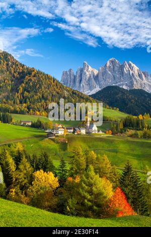 Blick auf einen schönen Sonnenuntergang auf dem Geislermassiv mit der Stadt und der Kirche St. Magdalena. Villnösser Tal, Dolomiten, Trentino-Südtirol, Italien. Stockfoto