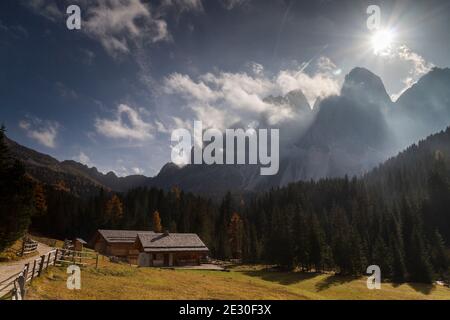 Blick auf einen nebligen Sonnenaufgang auf dem Geislermassiv vom Weg bei der Malga Zannes. Villnösser Tal, Dolomiten, Trentino-Südtirol, Italien. Stockfoto