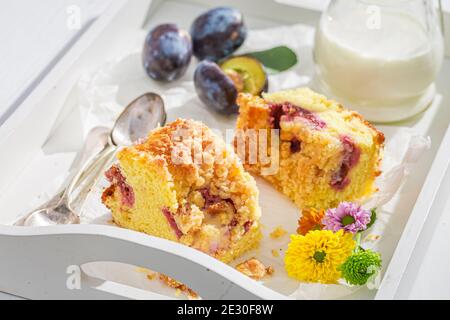Hausgemachte und frische Pflaumenkuchen auf weißem Tisch Stockfoto