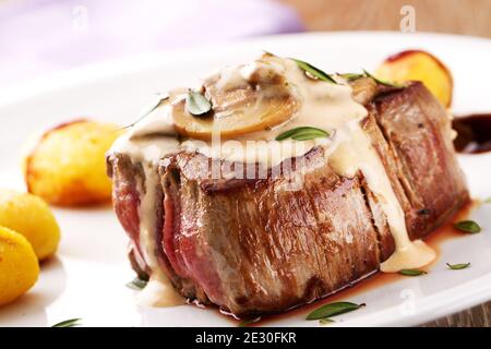 Rinderfilet mit Pilzsauce und Kartoffeln. Hochwertige Fotos. Stockfoto