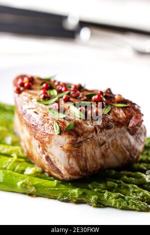 Rinderfilet mit rosa Pfeffer und Spargel. Stockfoto