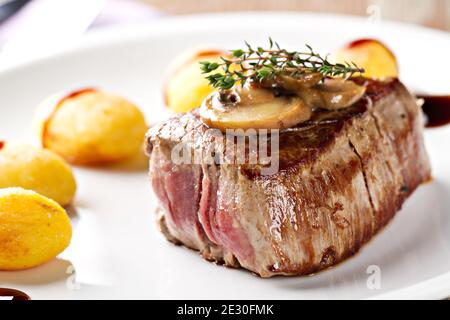 Rinderfilet mit Pilzsauce und Kartoffeln. Hochwertige Fotos. Stockfoto