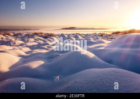 Atemberaubende winterliche Wetterbedingungen auf dem Land - schwerer Schnee in Wharfedale macht wunderschöne Formen auf Burley Moor bei Sonnenaufgang. West Yorkshire, Großbritannien Stockfoto