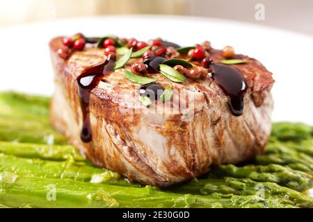 Rinderfilet mit rosa Pfeffer und Spargel. Stockfoto