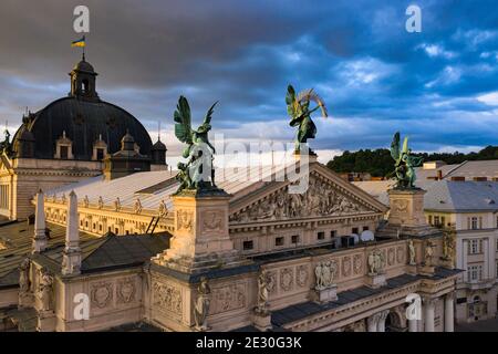 Lviv, Ukarine - August , 2020: Skulpturen auf Lviv Opernhaus, Ukraine von Drohne Stockfoto