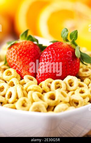 Knusprige Haferringe mit Erdbeeren. Hochwertige Fotos. Stockfoto