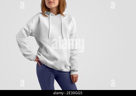 Modup Kleider-Serie. Schlank beaty Frau in einem weißen Hoodie und blaue Hose isoliert auf den leeren Studio Hintergründe. Frontale Pose. Vorlage kann in y verwendet werden Stockfoto