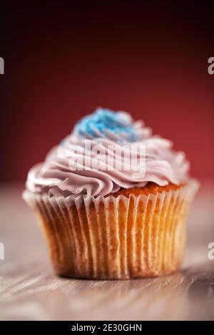 Farbiger Cupcake auf Hintergrund. Hochwertige Fotos. Stockfoto