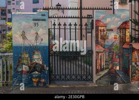 Graffiti Street Art an den Wänden und Gebäuden von Valparaiso, Chile Stockfoto