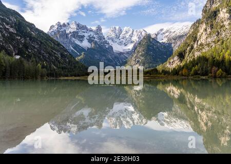Dürrensee, Lago di Landro mit hohen Bergen und Gipfeln mit Schnee in den Dolomiten, Italien, im Herbst. Stockfoto