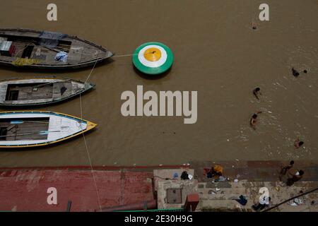 Luftaufnahme eines Ghats am Ufer des Ganghes in Varanasi, Indien. Stockfoto