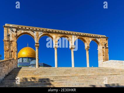 Jerusalem, Israel - 12. Oktober 2017: Tempelberg mit Torbögen, die zum Felsendom führen Islamisches Monument und zum Kettendome Stockfoto