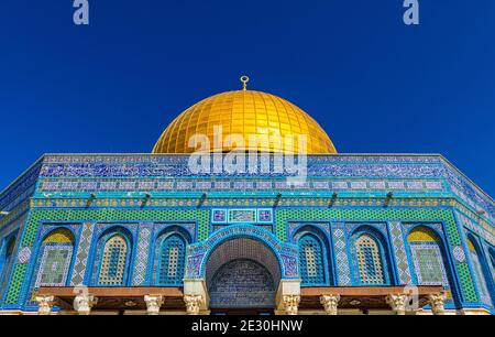 Jerusalem, Israel - 12. Oktober 2017: Mosaikdekoration der Fassadenwände und Haupteingang des Felsendoms Islamisches Denkmal Schrein auf Tempelberg Stockfoto