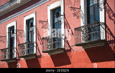 Koloniale Gebäudefassade an der 5 de Mayo im historischen Zentrum von Puebla de Zaragoza, Mexiko. Stockfoto