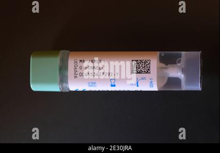 Ein NHS Darmkrebs-Testkit, England Stockfoto