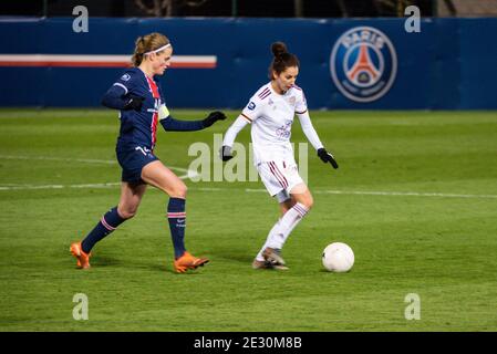 Irene Paredes von Paris Saint Germain und Ghoutia Karchouni von FC Girondins de Bordeaux kämpfen während der Frauen &#0 / lm Stockfoto