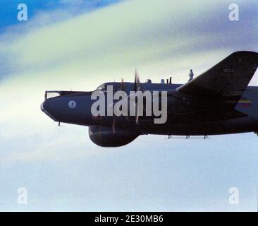 Ein Avro Shackleton AEW2 von 8 Sqn RAF auf Patrouille im Jahr 1987. Diese Einheit war der letzte Benutzer der Avro Shackleton, die es in der Airborne Early Warning Rolle betrieben, "The Shack" entwickelt durch die Avro Manchester, Lancaster und Lincoln Bombers. Es flog erstmals im Jahr 1949 und trat in Dienst mit der Royal Air Force in 1951 im Ruhestand 1991 die South African Air Force betrieben auch die Shackleton zwischen 1957 und 1984. Stockfoto