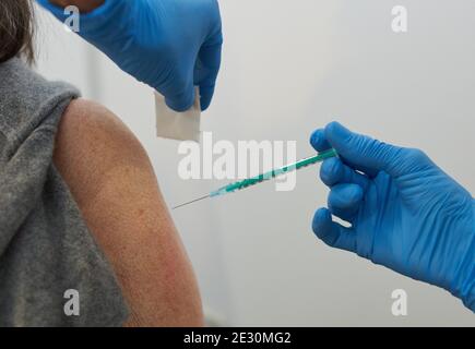 Corona COVID-19 Schutzimpfung mit Impfstoff Comirnaty ( BNT162b2, BioNTech / Pfizer ) Covid-19 mRNA Impfstoff für Senioren, Impfung für Senioren in Marktoberdorf, Bayern, 15. Januar 2021. © Peter Schatz / Alamy Live News Stockfoto