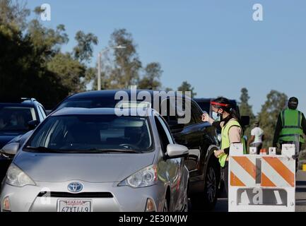 (210116) -- LOS ANGELES, 16. Januar 2021 (Xinhua) -- Autofahrer Schlange stehen, um Impfungen an einer COVID-19 Impfstelle im Dodger Stadium in Los Angeles, Kalifornien, USA, 15. Januar 2021 zu erhalten. Das größte Impfzentrum in den Vereinigten Staaten wurde am Freitag im Dodger Stadium in Los Angeles County gegründet, da die Metropolregion kurz vor dem letzten grimmigen Meilenstein von insgesamt 1 Million Fällen an diesem Wochenende steht. In dem Bemühen, die COVID-19-Impfrate zu beschleunigen, sitzen Dodger Stadium, Heimstadion der Los Angeles Dodgers von Major League Baseball und einst eines der größten COVID-19-Tests Stockfoto