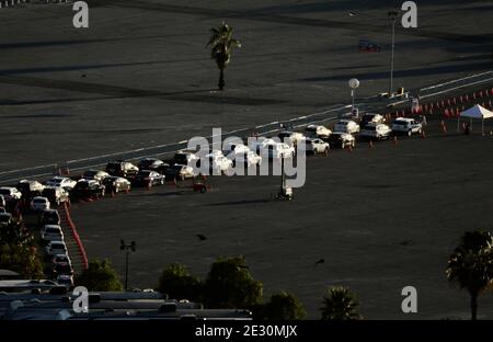 (210116) -- LOS ANGELES, 16. Januar 2021 (Xinhua) -- Autofahrer Schlange stehen, um Impfungen an einer COVID-19 Impfstelle im Dodger Stadium in Los Angeles, Kalifornien, USA, 15. Januar 2021 zu erhalten. Das größte Impfzentrum in den Vereinigten Staaten wurde am Freitag im Dodger Stadium in Los Angeles County gegründet, da die Metropolregion kurz vor dem letzten grimmigen Meilenstein von insgesamt 1 Million Fällen an diesem Wochenende steht. In dem Bemühen, die COVID-19-Impfrate zu beschleunigen, sitzen Dodger Stadium, Heimstadion der Los Angeles Dodgers von Major League Baseball und einst eines der größten COVID-19-Tests Stockfoto