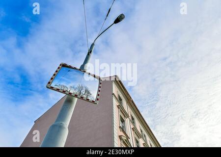 Konvexer Spiegel an der Straßenbeleuchtung Strommast Stockfoto