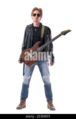 Cocky Attitude stilvoller Rocker in Lederjacke und Jeans mit Sonnenbrille und E-Gitarre. Ganzkörper isoliert auf weißem Hintergrund. Stockfoto