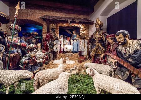 barocke Krippe mit geschnitzter lebensgroßer Skulptur aus der ersten Hälfte des 18. Jahrhunderts in der Kirche der Jungfrau Maria Angelic, Prag Stockfoto