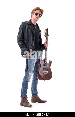 Cool durchsetzungsfähigen männlichen Gitarristen stehen mit E-Gitarre in stilvollen Rocker Kleidung. Ganzkörper isoliert auf weißem Hintergrund. Stockfoto