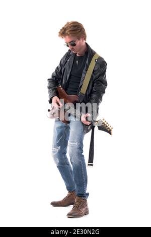 Qualifizierte junge Hard Rock Musiker spielen E-Gitarre in Lederjacke mit Sonnenbrille. Ganzkörper isoliert auf weißem Hintergrund. Stockfoto