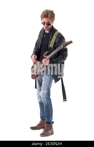 Seitenansicht des Rockmusikers, der E-Gitarre in stilvoller Kleidung spielt. Ganzkörper isoliert auf weißem Hintergrund. Stockfoto