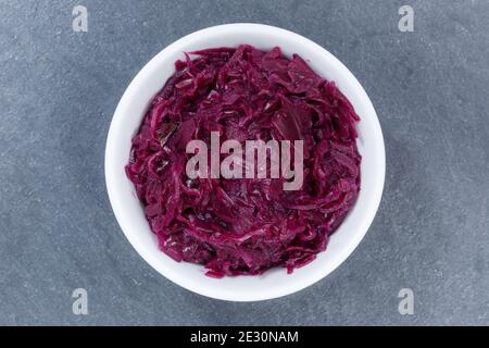 Geschnittener Rotkohl von oben Schüssel auf einer Schieferplatte Anzeigen Stockfoto
