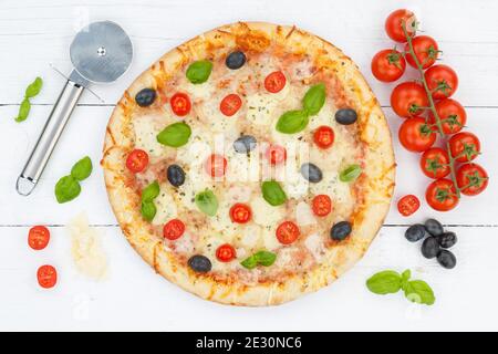 Pizza margarita margherita von oben Backzutaten auf Holzbrett Holz Stockfoto