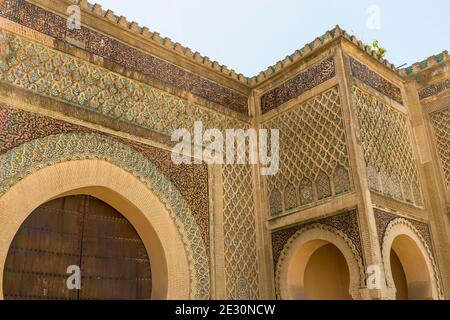 Meknes' schönstes Tor, das reich verzierte Bab Mansour, Marokko Stockfoto