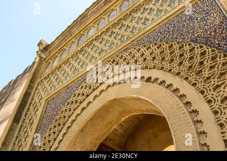 Meknes' schönstes Tor, das reich verzierte Bab Mansour, Marokko Stockfoto