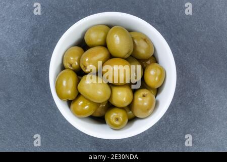 Oliven grüne Olive von oben Schüssel auf einer Schieferplatte Anzeigen Stockfoto