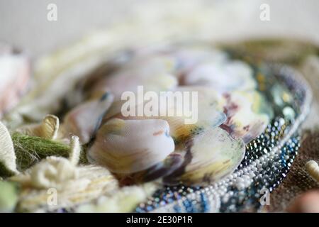 Couture Stickerei in Mischtechnik. Stillleben mit Artischocken. Stockfoto