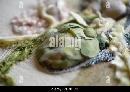 Couture Stickerei in Mischtechnik. Stillleben mit Artischocken. Stockfoto