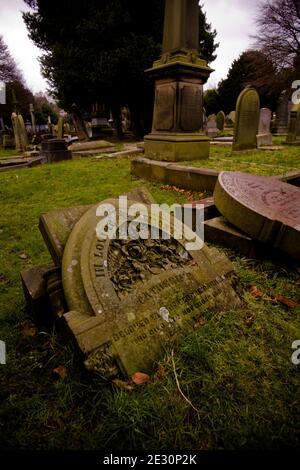 Alter viktorianischer Friedhof und Grabstein Stockfoto