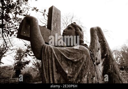 Alter viktorianischer Friedhof und Grabstein Stockfoto