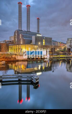 KWK-Anlage an der Spree in Berlin bei Nacht Stockfoto