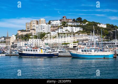 Blick auf die ‘Western Lady’ Fähre und das Dartmouth Riverboat, das in Torquay Outer Harbour festgemacht ist, sowie auf die Anlegeboote und das Detail am Meer. Torquay, Devon England. Stockfoto