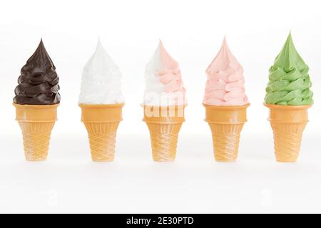 Nahaufnahme von Eis mit weichem Geschmack in knuspriger Form Waffelmuscheln Stockfoto