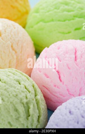 Selektive Fokus Schuss von verschiedenen aromatisierten leckeren Eisschaufeln Stockfoto