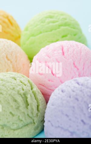Selektive Fokus Schuss von verschiedenen aromatisierten leckeren Eisschaufeln Stockfoto